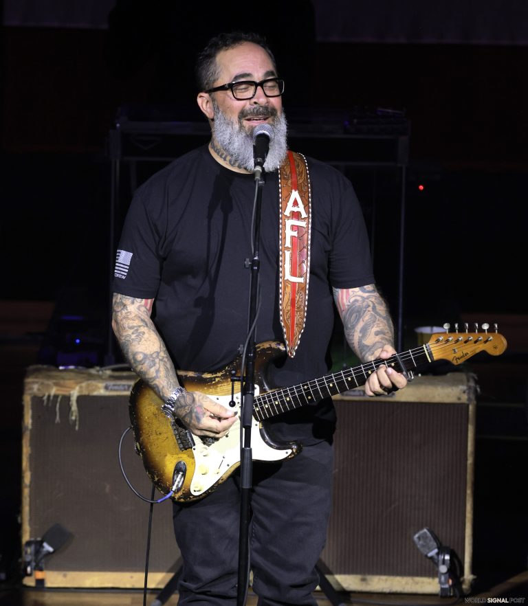 Aaron Lewis Blames Politics for Industry Backlash Aaron Lewis Blames Politics for Industry Backlash