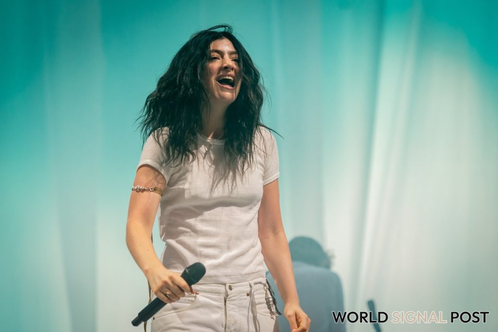 Lorde Critiques AI Glasses: 'Not Sexy' Lorde Critiques AI Glasses: 'Not Sexy'