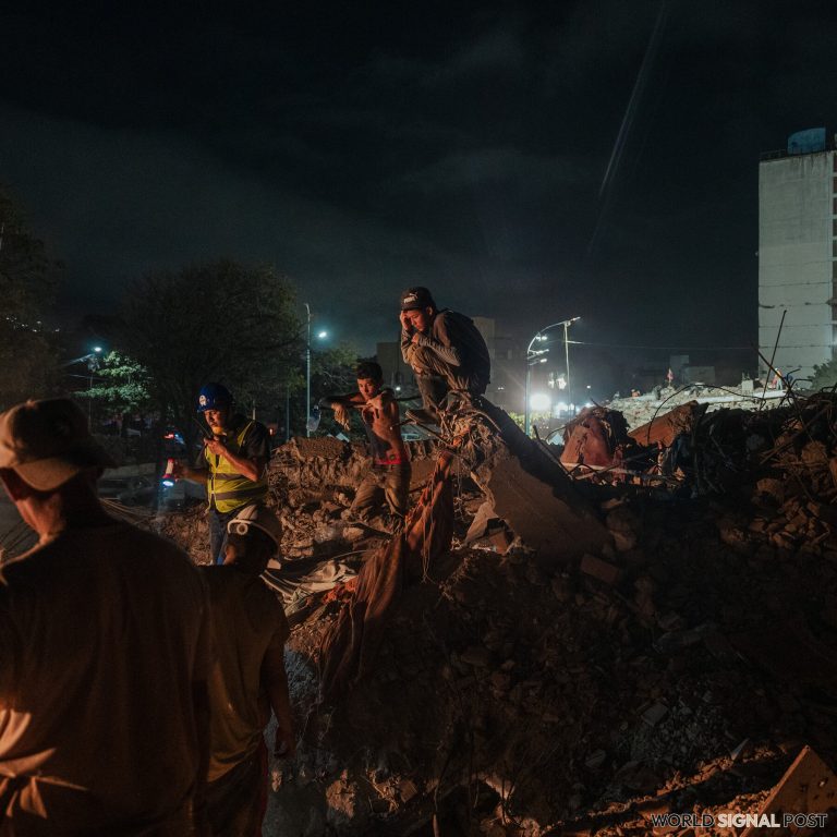 Teenage Brothers Search for Their Mother After Venezuela Quake Teenage Brothers Search for Their Mother After Venezuela Quake