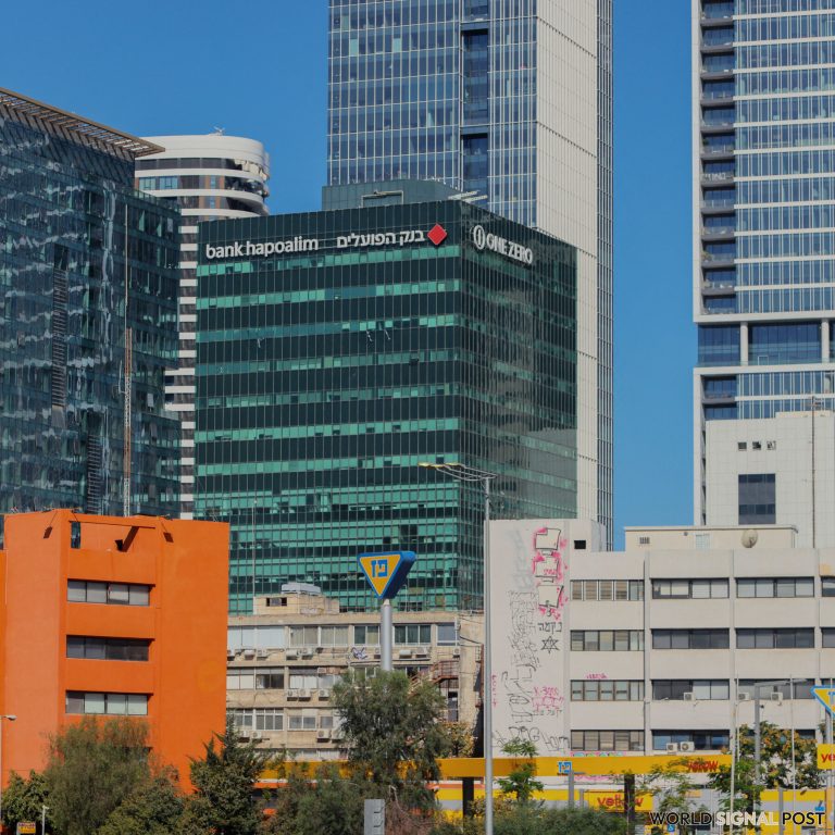 Israeli Banks Consider Halting Services to Palestinian Economy